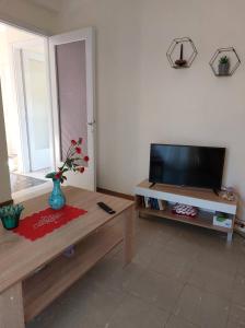 Televízia a/alebo spoločenská miestnosť v ubytovaní Luminosa Seaview Apartment