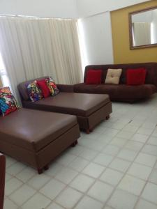 uma sala de estar com dois sofás e uma mesa de centro em Flat no ancorar flat resort em Porto de Galinhas