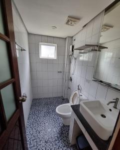 Ett badrum på Aqua Travel Lodge
