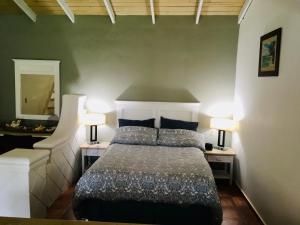 Un pat sau paturi într-o cameră la bungalow 3116 vue sur piscine