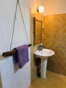 Ванная комната в Wimbi Cottage