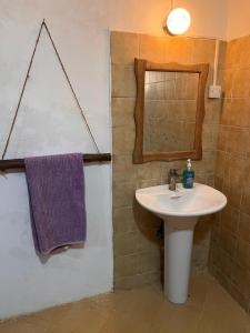 A bathroom at Wimbi Cottage