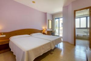Ένα ή περισσότερα κρεβάτια σε δωμάτιο στο Duerming Montalvo Playa Hotel