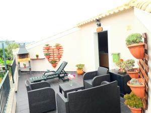 balkon z krzesłami i roślinami w budynku w obiekcie Discovery Apartment w mieście Santana