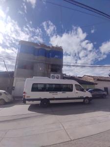 una furgoneta blanca estacionada frente a un edificio en BACKPAKERS MIRADOR, en Huaraz