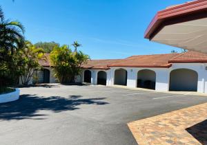 an empty parking lot in front of a building at Costa Rica Motel in South West Rocks