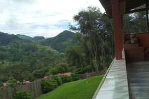 a balcony of a house with a view of a valley at Casinha nas montanhas in Gonçalves
