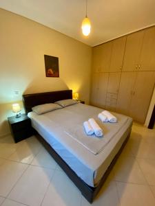 - une chambre avec un grand lit et 2 serviettes dans l'établissement Quite, Fully equipped apartment in Artemis, à Artemi