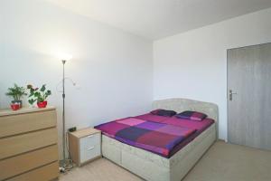 Katil atau katil-katil dalam bilik di Cozy, bright room with free parking