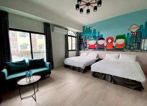 ein Hotelzimmer mit zwei Betten und einer Couch in der Unterkunft 蘑菇村-童心未泯民宿 in Taitung