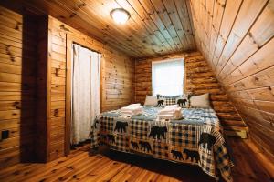 a bedroom with a bed in a log cabin at Afton Cabin in Afton
