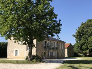 Photo de la galerie de l'établissement Gîte Savignac-les-Églises, 4 pièces, 8 personnes - FR-1-616-216, à Savignac-les-Églises