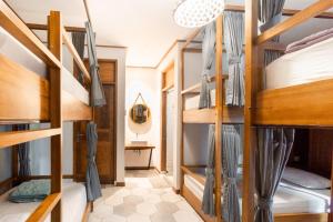 Interconnection Hostel客房内的一张或多张床位