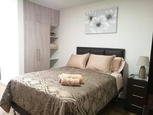 een slaapkamer met een bed met een teddybeer erop bij Monoambiente de Lujo en EL PRADO de Cochabamba in Cochabamba