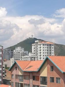 een stad met een kruis op een berg bij Monoambiente de Lujo en EL PRADO de Cochabamba in Cochabamba