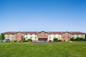 una fila de edificios de apartamentos de ladrillo con césped verde en Super 8 by Wyndham Lenexa Overland Park Area/Mall Area en Lenexa