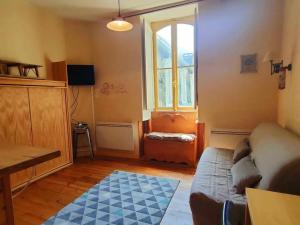Posedenie v ubytovaní Studio proche centre pour 2/4 personnes, cuisine équipée, près thermes et télécabines - FR-1-234-281