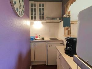 Kuchyňa alebo kuchynka v ubytovaní Studio proche centre pour 2/4 personnes, cuisine équipée, près thermes et télécabines - FR-1-234-281