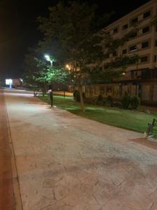 an empty street at night with a street light at Appartement avec piscine et proch de plage in Kenitra