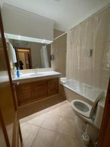 Ett badrum på Lovely 2 Bedroom Home inside a Resort in Albufeira