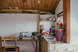 een keuken met een fornuis en een tafel met een vaas bij Steven and Dayness homestay in Lushoto +10 foto's