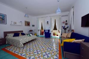 a living room with a bed and a couch at B&B Sognava in Salerno