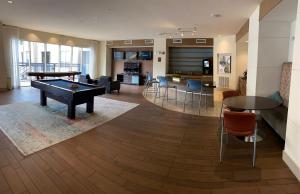 uma sala de estar com uma mesa de bilhar e algumas cadeiras em One bedroom apt near NRG and Medical Ctr em Houston