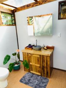 uma casa de banho com um lavatório e um WC em Fale Tonga Guesthouse 