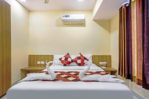 Postel nebo postele na pokoji v ubytování Hotel BKC Corporate Inn