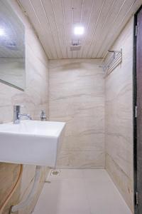 Koupelna v ubytování Hotel BKC Corporate Inn