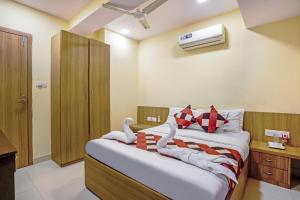 Postel nebo postele na pokoji v ubytování Hotel BKC Corporate Inn