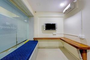 TV a/nebo společenská místnost v ubytování Hotel BKC Corporate Inn
