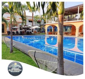 una piscina con palmeras y un hotel en Hotel San Carlos Yautepec, en Yautepec