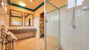 a bathroom with a shower stall and a tub at Dalby Homestead Motel in Dalby