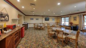 a restaurant with tables and chairs in a room at Dalby Homestead Motel in Dalby
