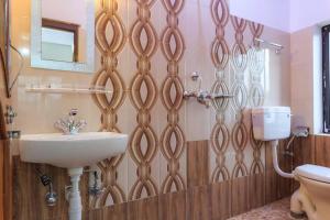 A bathroom at Hotel Immortal Inn