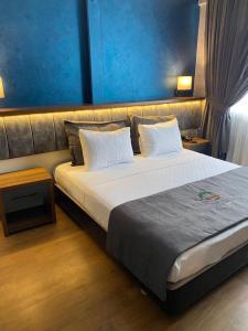 Un pat sau paturi într-o cameră la Rhisos Gold Otel