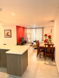 Una cocina y una sala con una mesa y un comedor. en Luxurious 2 Bedroom Space Available, en Accra