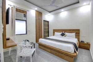 Postel nebo postele na pokoji v ubytování Hotel Premier Noida 135