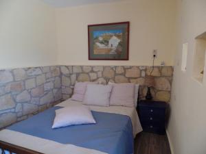 A bed or beds in a room at EVELYN'S COUNTRY HOUSE