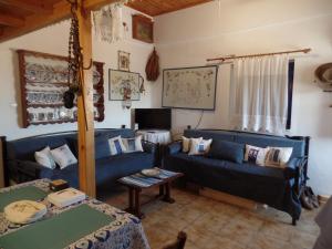 A seating area at EVELYN'S COUNTRY HOUSE