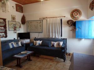 A seating area at EVELYN'S COUNTRY HOUSE