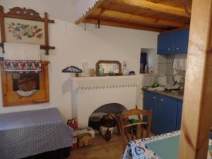 A kitchen or kitchenette at EVELYN'S COUNTRY HOUSE