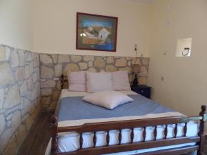 A bed or beds in a room at EVELYN'S COUNTRY HOUSE
