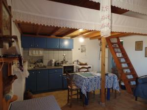 A kitchen or kitchenette at EVELYN'S COUNTRY HOUSE