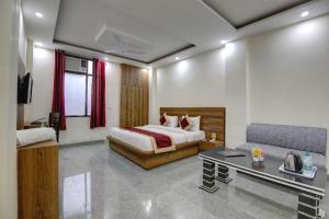 Postel nebo postele na pokoji v ubytování Hotel Premier Noida 135