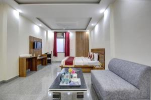 TV a/nebo společenská místnost v ubytování Hotel Premier Noida 135
