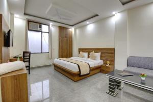 Postel nebo postele na pokoji v ubytování Hotel Premier Noida 135 + 8 fotografií