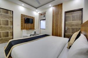 Postel nebo postele na pokoji v ubytování Hotel Premier Noida 135