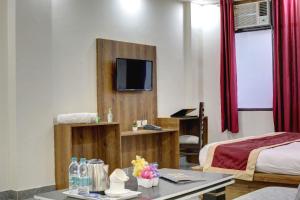 TV a/nebo společenská místnost v ubytování Hotel Premier Noida 135